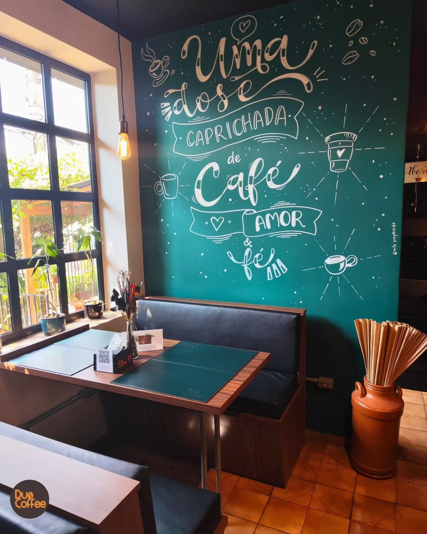 Ambiente interno com lousa artesanal e sofá